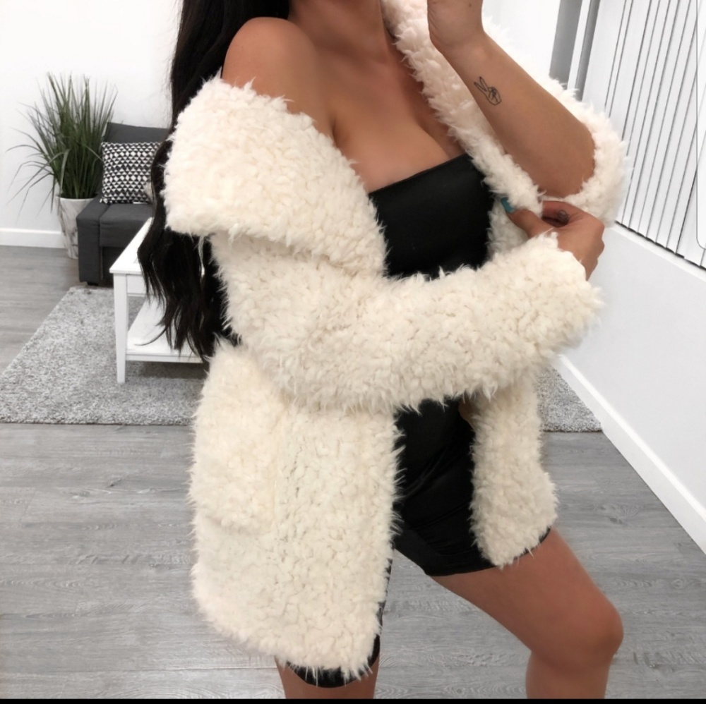 💕Shaggy Ivory Snow Faux Fur Coat - Picture 5 of 6